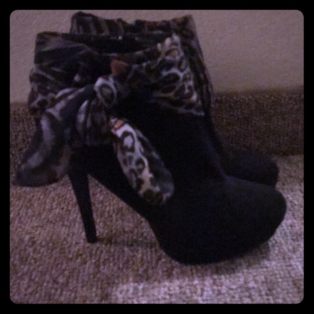 Wild rose size 8 suede booties animal print wrap